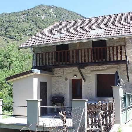Maison de charme calme entourée de montagne Ussat Extérieur photo