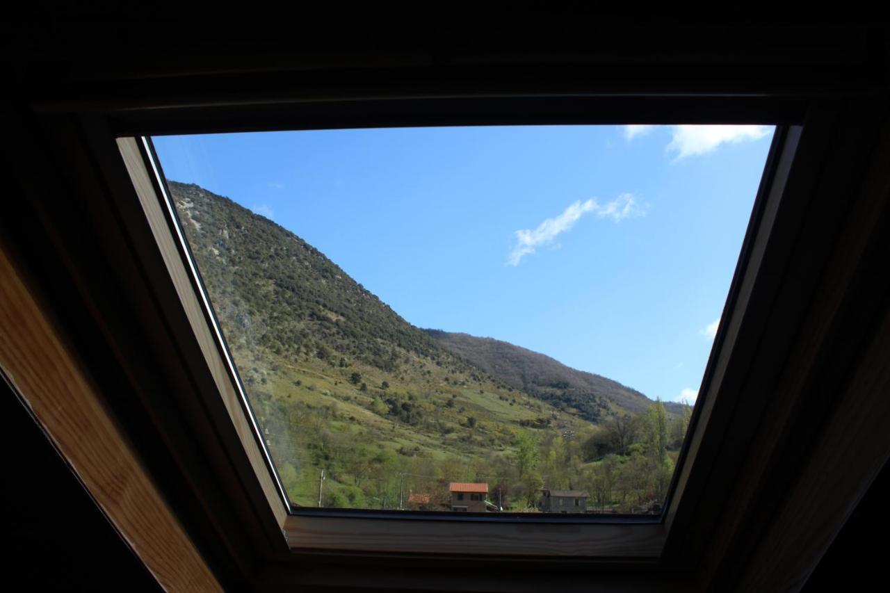 Maison de charme calme entourée de montagne Ussat Extérieur photo