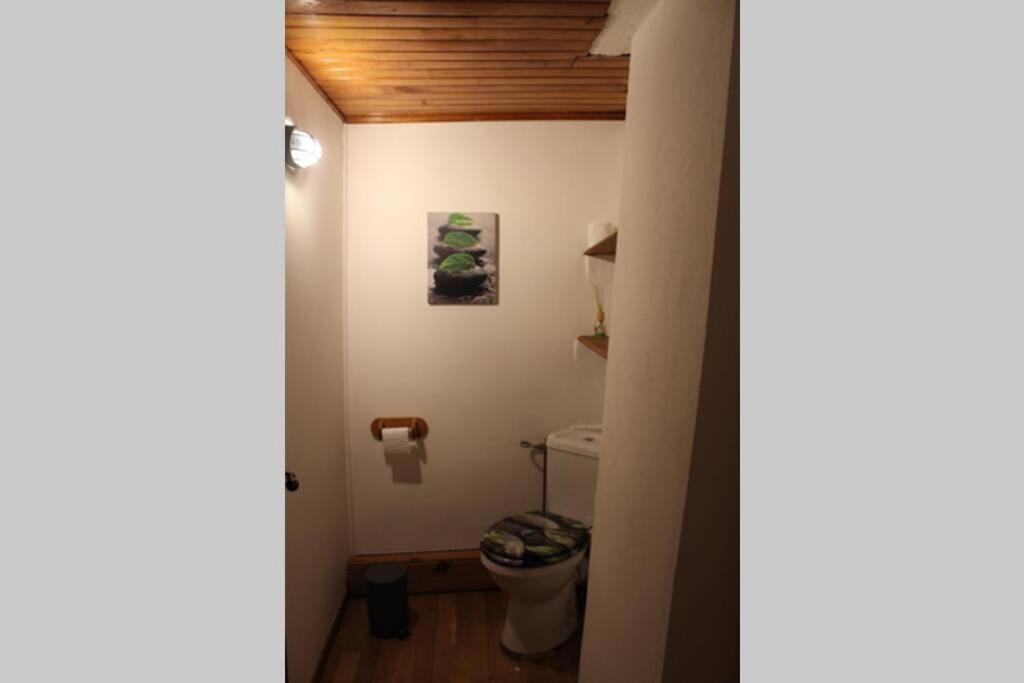 Maison de charme calme entourée de montagne Ussat Extérieur photo