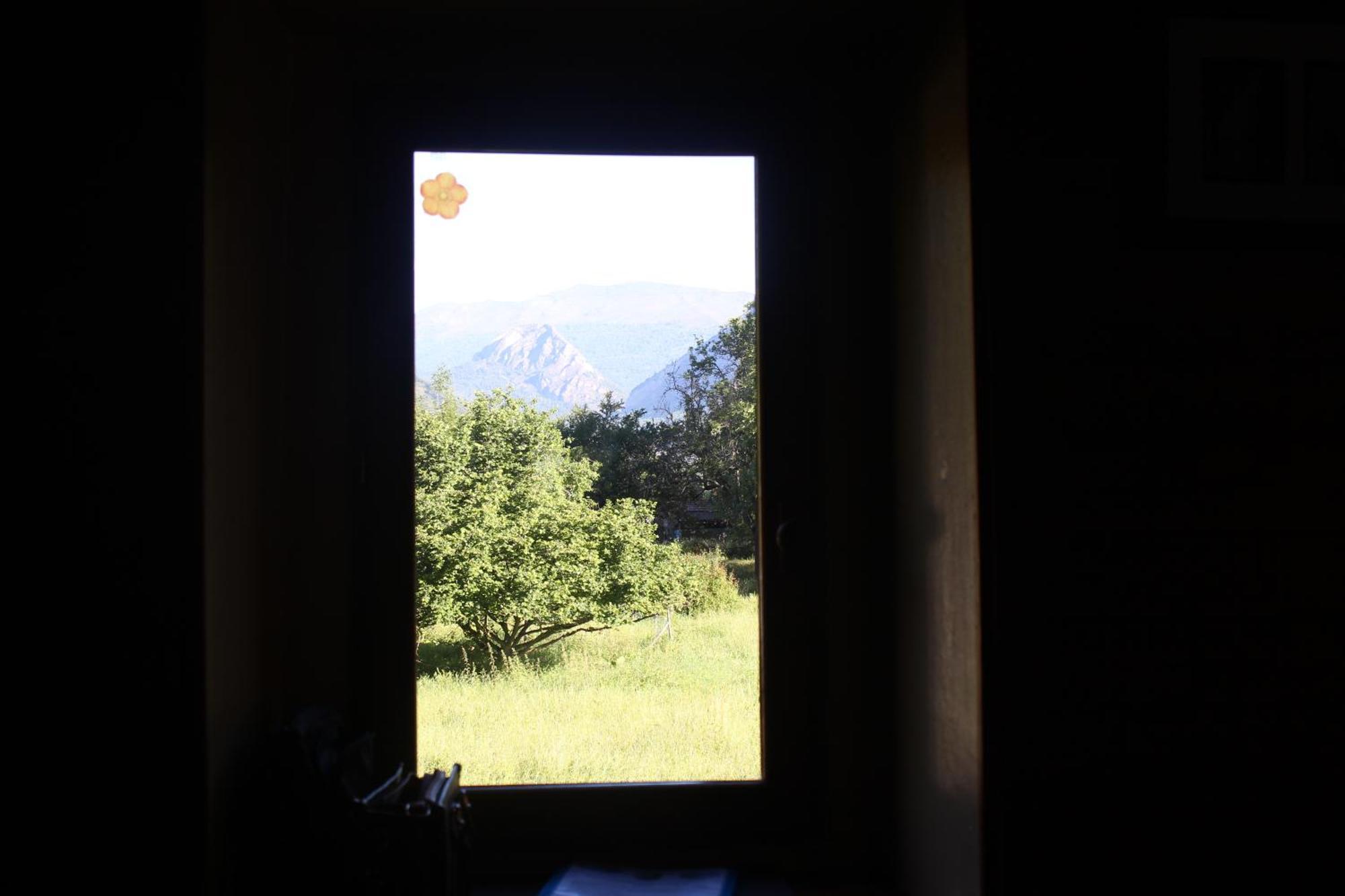 Maison de charme calme entourée de montagne Ussat Extérieur photo