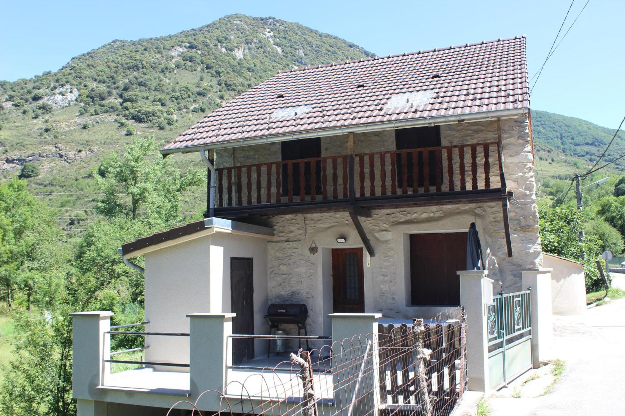 Maison de charme calme entourée de montagne Ussat Extérieur photo